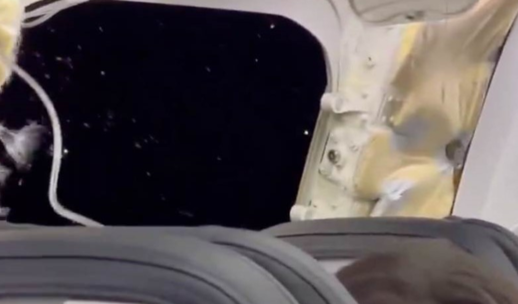 Noćna mora svakog putnika: Avionu u vazduhu otpadali dijelovi (VIDEO)