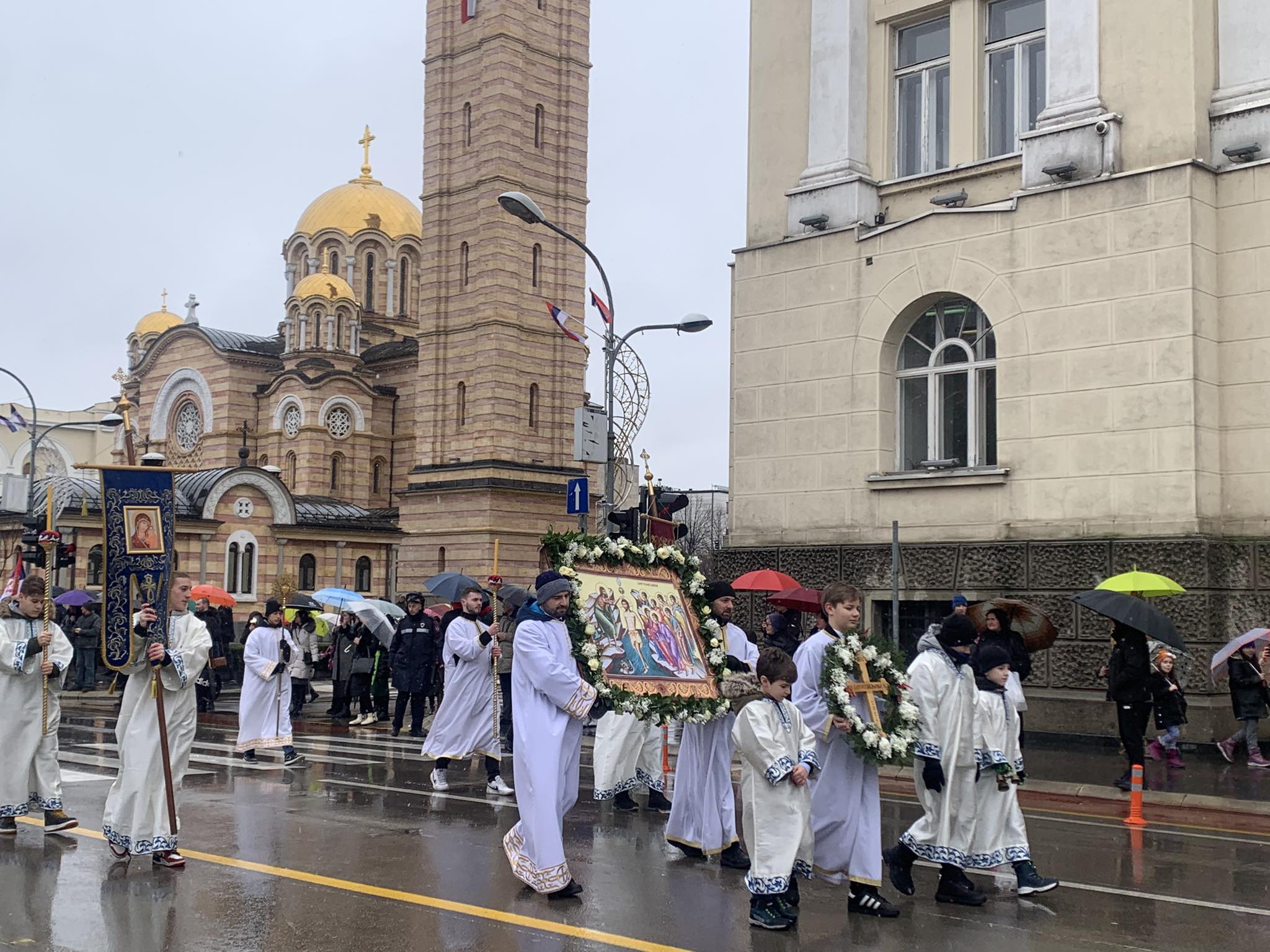 (VIDEO) "HRISTE BOŽE, RASPETI I SVETI" ODJEKUJE BANJALUKOM Bogojavljenska litija na ulicama grada na Vrbasu
