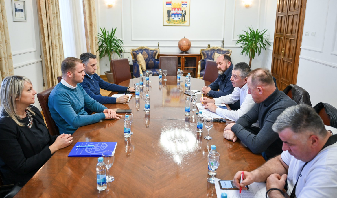 STANIVUKOVIĆ SA TAKSISTIMA: Svi zahtjevi biće riješeni (FOTO)