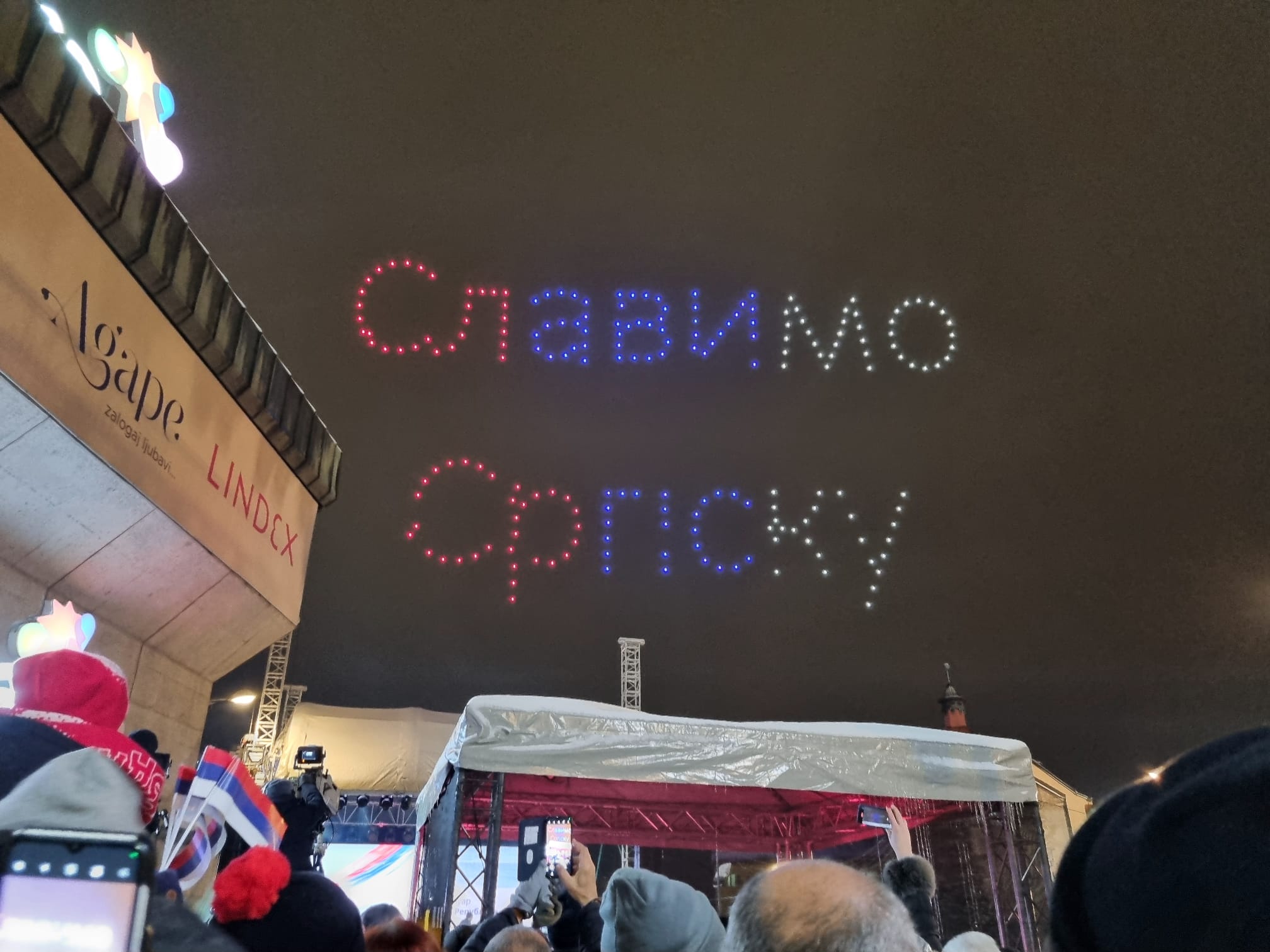 (FOTO/VIDEO) POGLEDAJTE SPEKTAKL IZNAD BANJALUKE 200 dronova ispisalo obilježja Srpske na noćnom nebu
