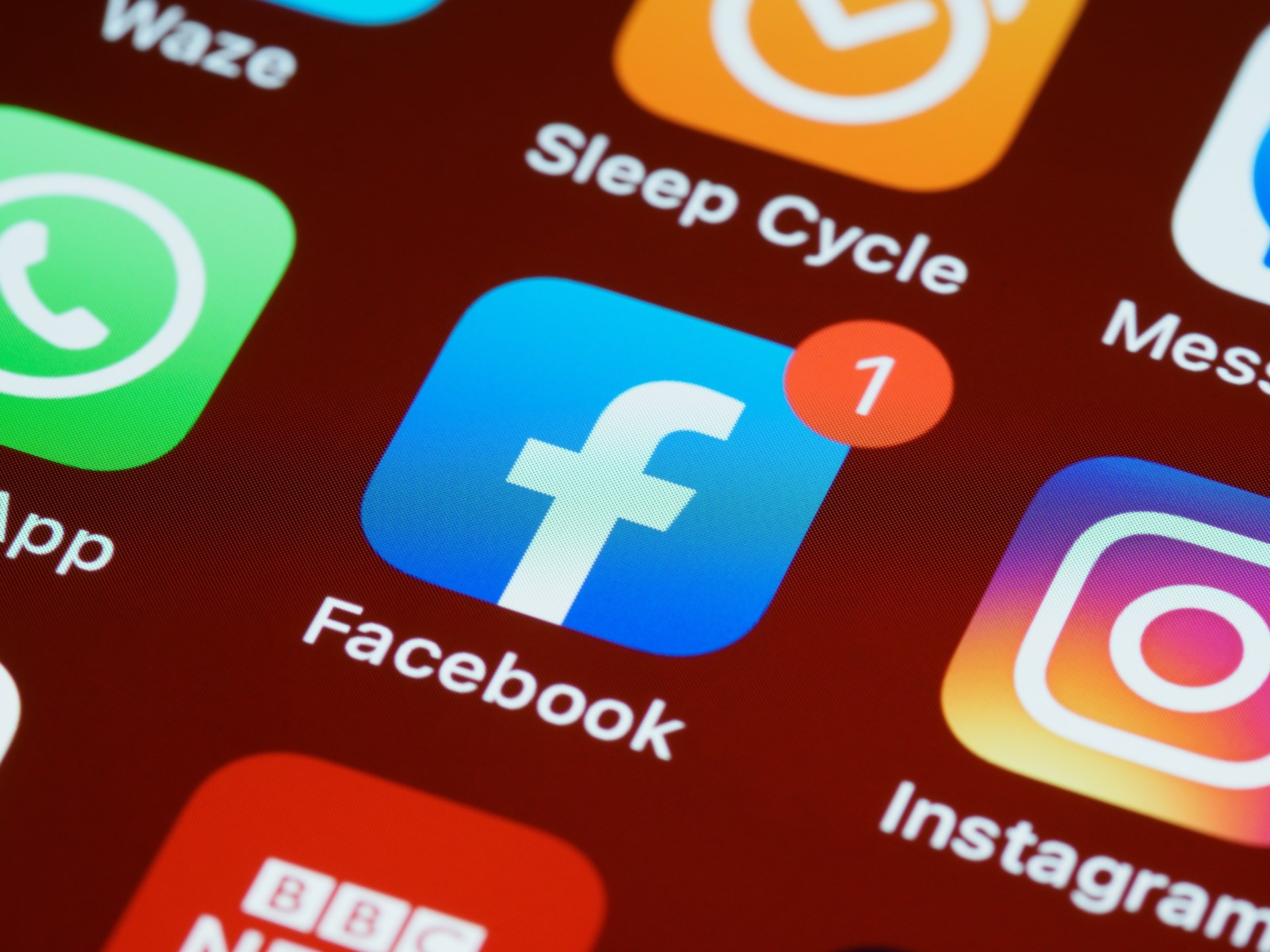 FEJSBUK I INSTAGRAM IMAJU NOVI NAČIN DA VAS PRATE Provjerite da li vam je uključena sporna opcija: Pratite ove korake da je isključite
