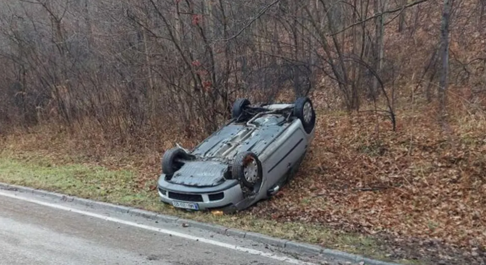 GOLF ZAVRŠIO NA KROVU Saobraćajna nezgoda kod Zavidovića