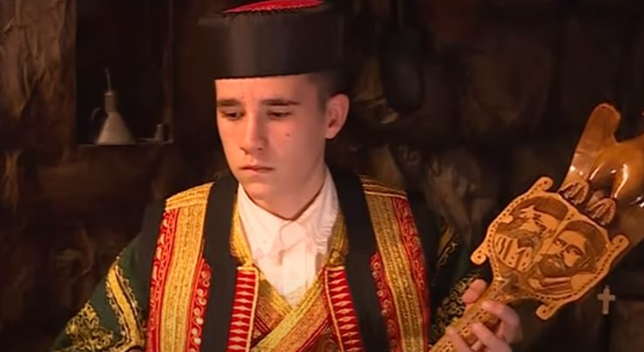 ČUVAR BOGATOG NASLJEĐA Mladi guslar Ognjen posvetio je Božiću ovu pjesmu (VIDEO)