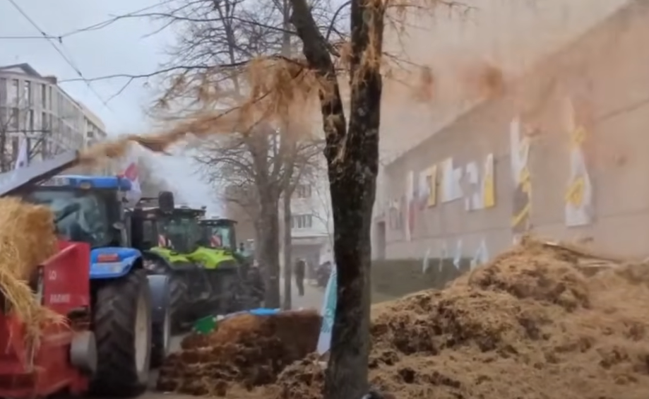 (VIDEO) PROSIPAJU KRAVLJI IZMET PO ULICAMA I RESTORANIMA Protesti širom Evrope: Pogledajte kako poljoprivrednici izražavaju nezadovoljstvo