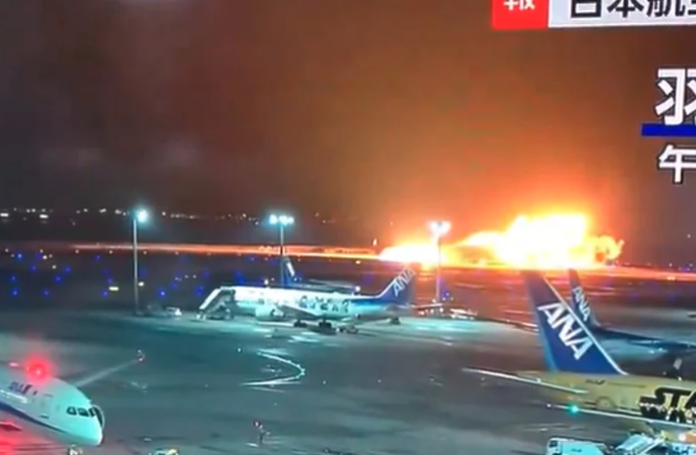 (VIDEO) HAOS NA JAPANSKOM AERODROMU Avion se zapalio prilikom slijetanja na pistu