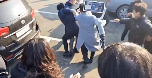 (UZNEMIRUJUĆI VIDEO) HITNO PREVEZEN U BOLNICU Opozicioni lider u Južnoj Koreji izboden nožem u vrat