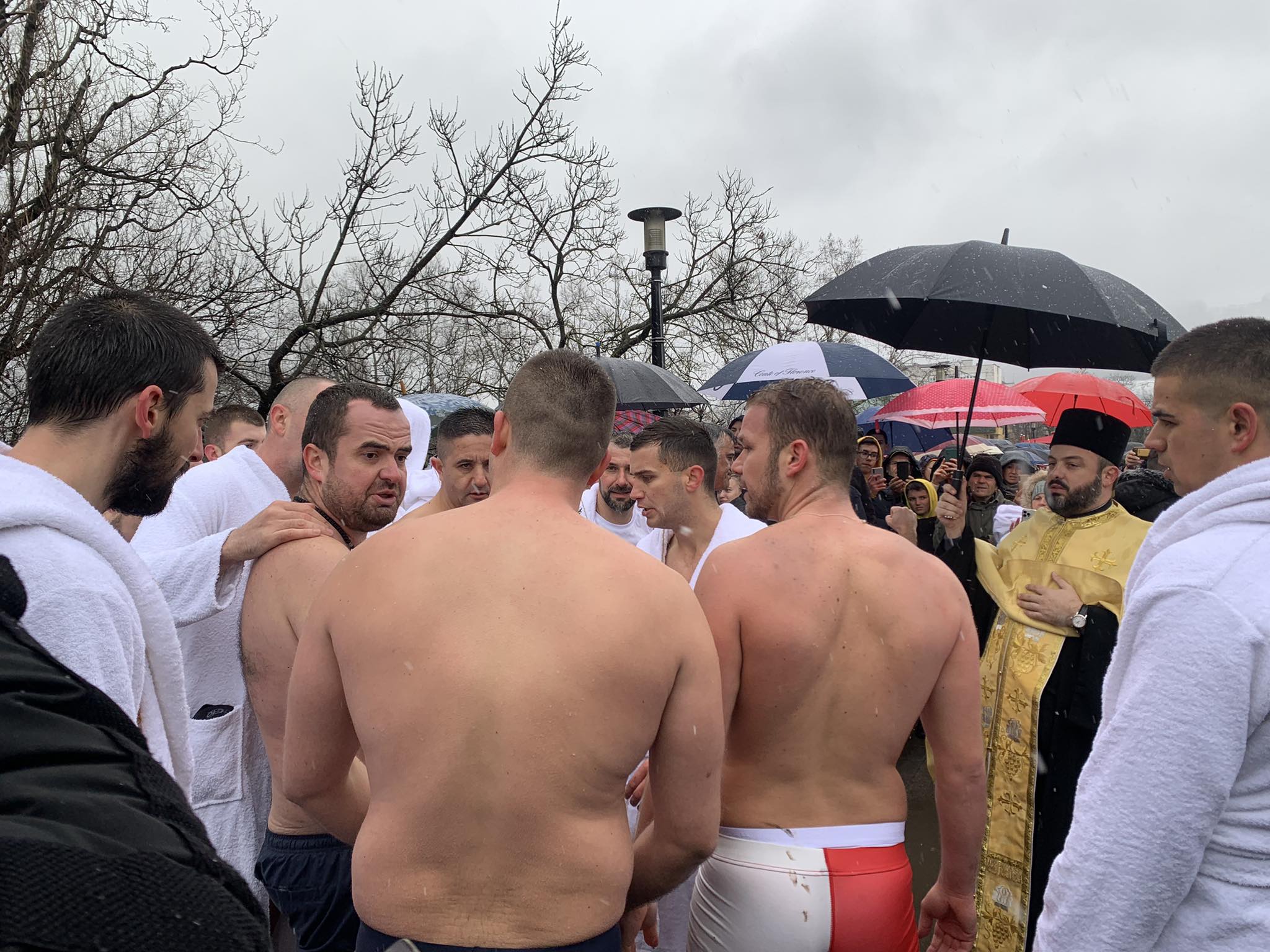 (FOTO/VIDEO) SVAKA ČAST, LJUDINO! Nikola Ćosić iz Banjaluke prvi doplivao do Časnog krsta, pa humanim gestom oduševio sve