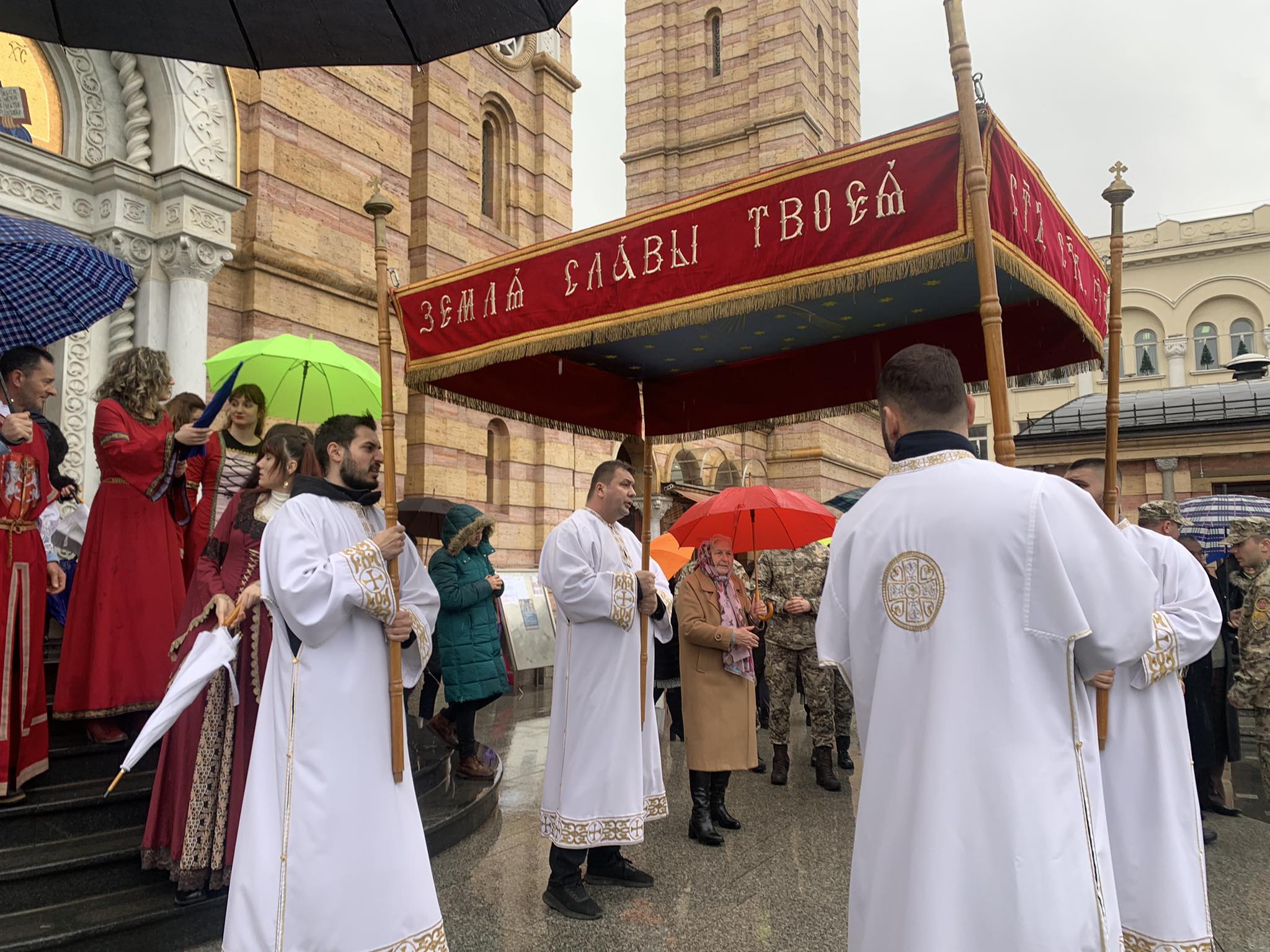 (FOTO) ZAVRŠENA SVETA ARHIJEREJSKA LITURGIJA Vjernici u velikom broju dočekuju sveštena lica