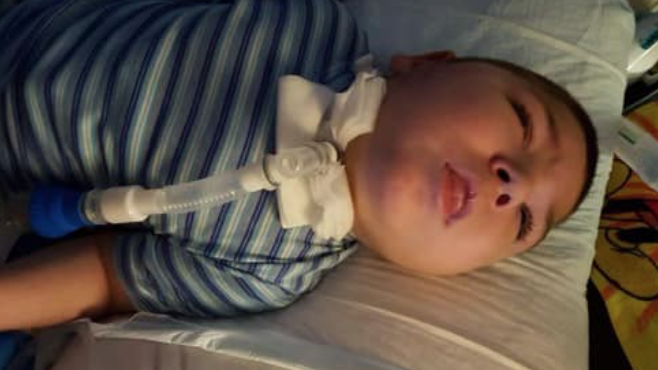 (FOTO) BUDIMO HUMANI Porodica malenog Marija Ujdura koji ima 22 dijagnoze treba našu pomoć