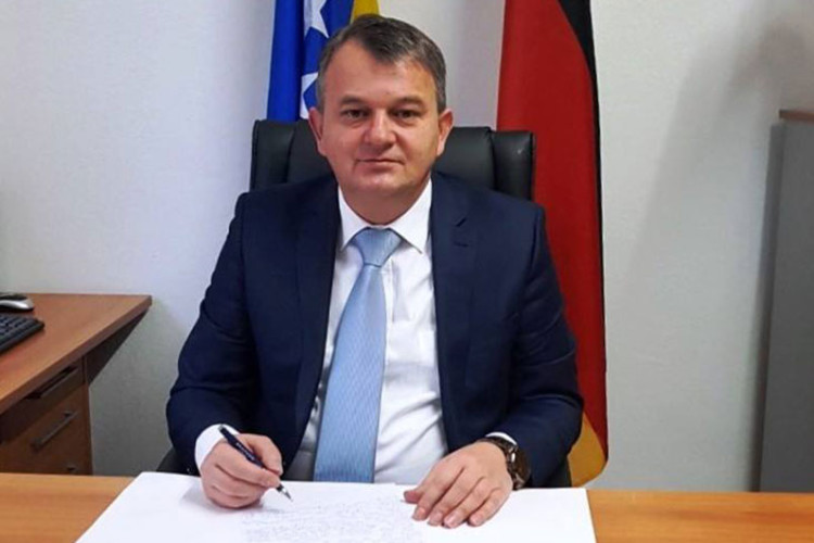 SLUŽBENO AUTO DAVAO SINOVIMA, KIRIJU OD DRŽAVNOG STANA STAVLJAO U SVOJ DŽEP? Diplomatski skandal: SIPA istražuje malverzacije Begana Muhića