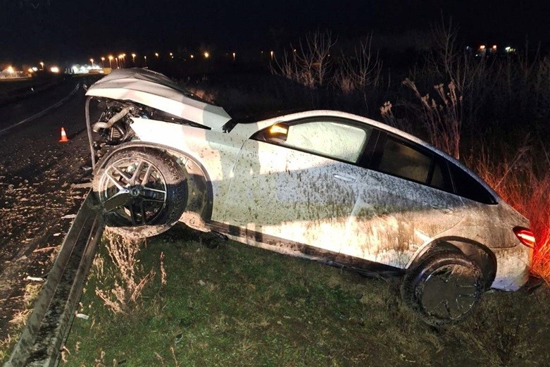 NESREĆA KOD BIJELJINE Prilikom slijetanja "mercedesa" dvoje ljudi povrijeđeno