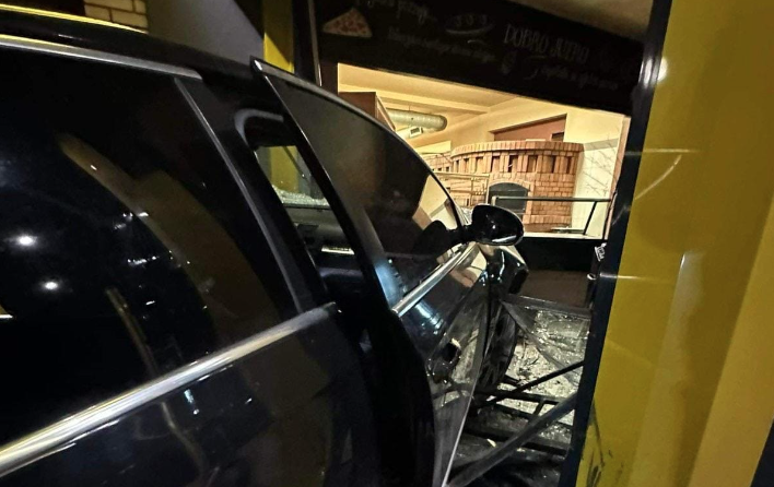 (FOTO) NEZGODA U KALESIJI Automobilom uletio u pekaru