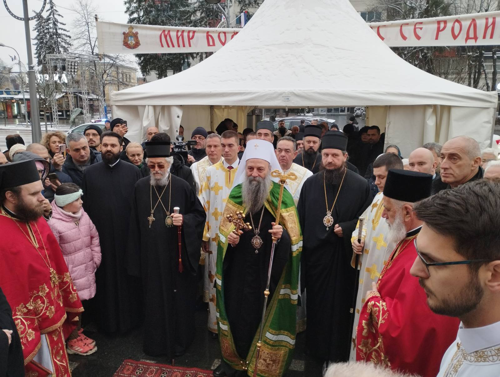 "TEŽNJA SRPSKOG NARODA DA ŽIVI U SLOBODI" Patrijarh Porfirije emotivnim govorom ganuo građane u hramu Hrista Spasitelja