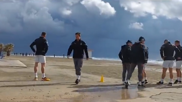 (FOTO) TRENING NA PLAŽI ZA OKO I DUŠU Ciklon na Kipru spriječio Partizan da izađe na teren