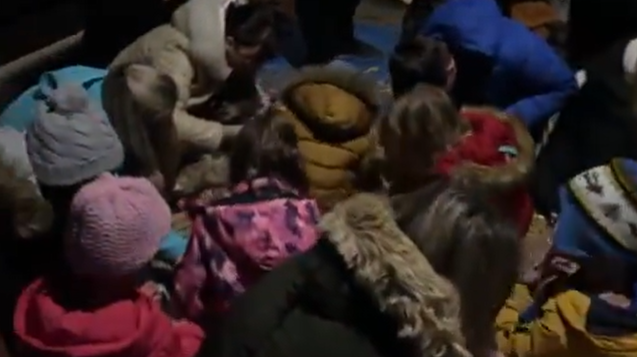 U DUHU PRAZNIKA Složne komšije u Trnu organizovale pijukanje za najmlađe