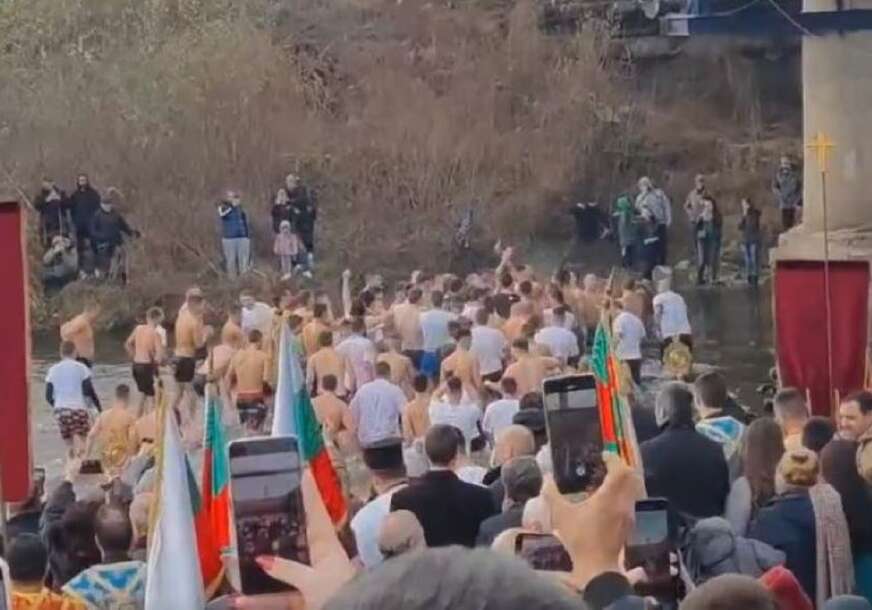 BUGARI "PLIVALI" ZA ČASNI KRST Snimak postao hit na društvenim mrežama (VIDEO)