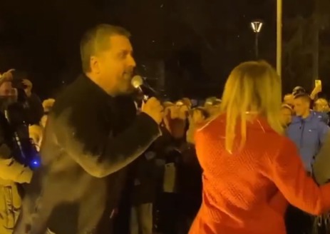 "JOJ, MIRO, POPADIJA" Pop tokom paljenja badnjaka zapjevao supruzi (VIDEO)