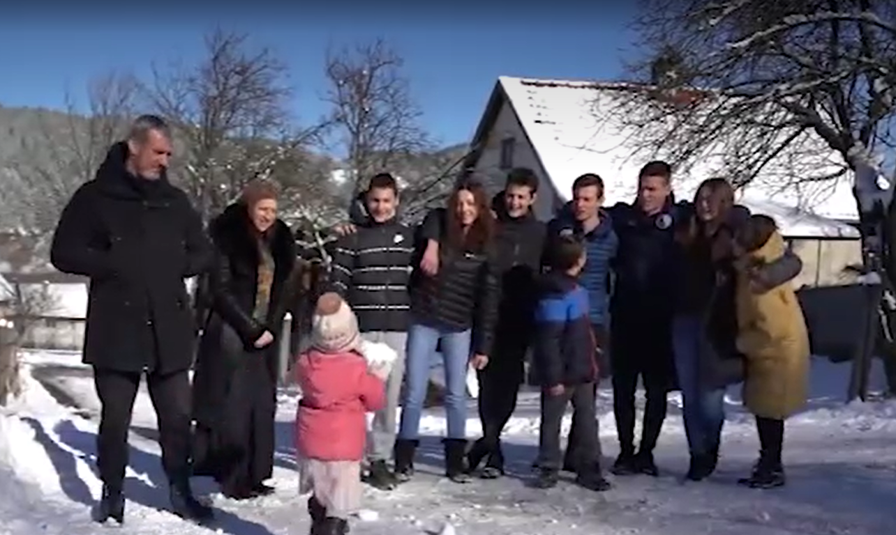 (VIDEO) MODERNA PRAVOSLAVNA PORODICA Bračni par Tošić ima devetoro djece, vikendicu pretvorili u stalni dom