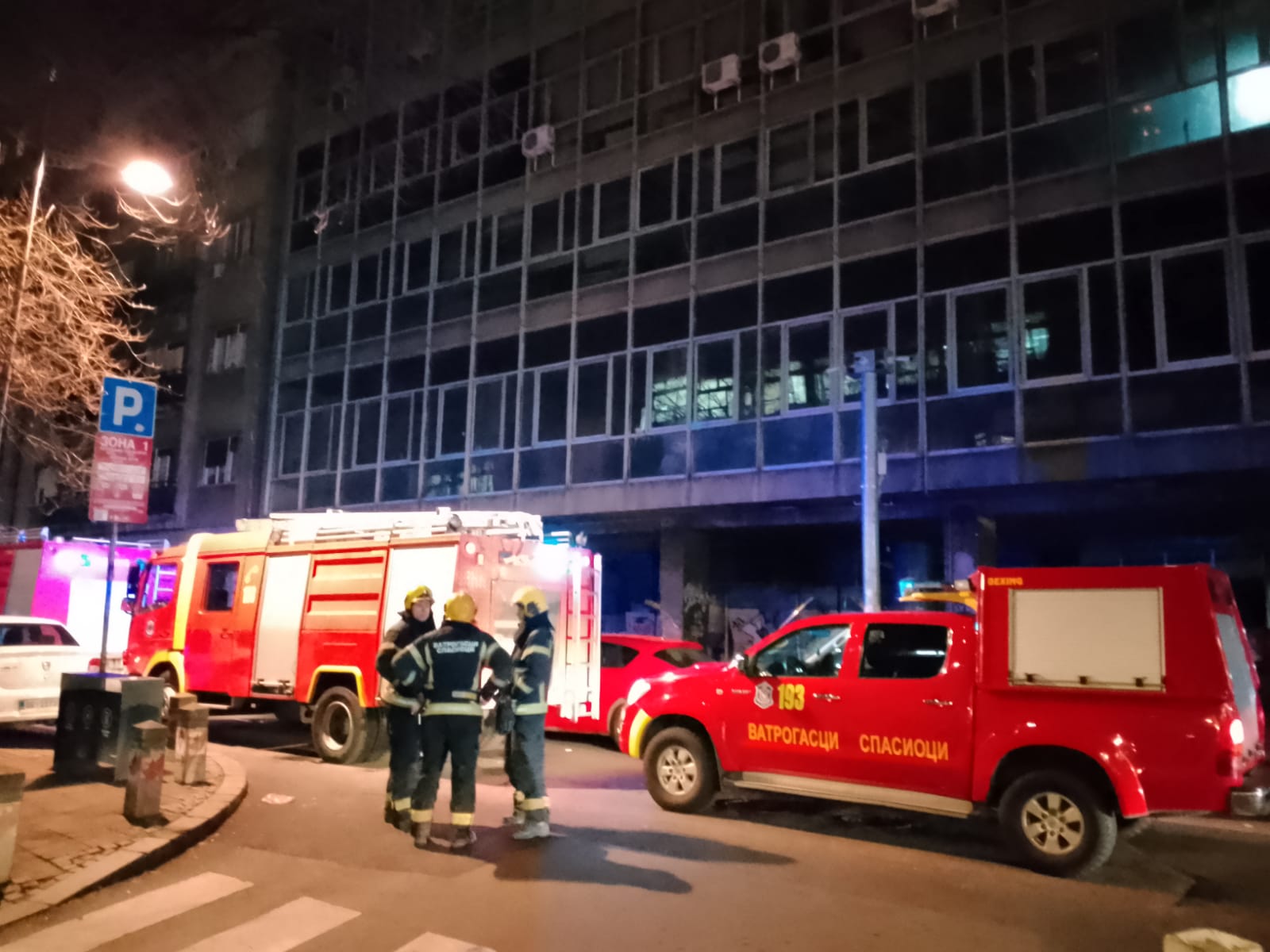 (VIDEO) OKONČANA DRAMA Lokalizovan požar koji je izbio u beogradskoj zgradi, otkriven uzrok incidenta