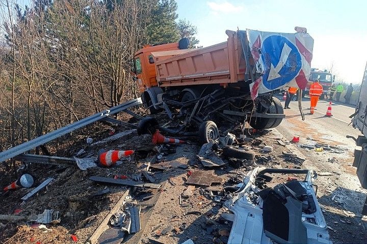 (FOTO) STRAVIČNA SAOBRAĆAJNA NESREĆA Poginuo vozač kamiona iz BiH, najmanje tri osobe povrijeđene