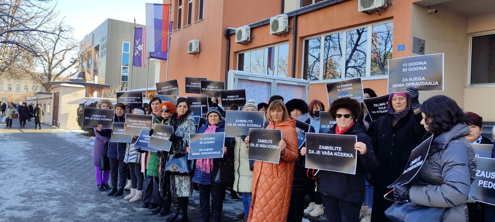 ZAMISLITE DA JE VAŠA KĆERKA Protest ispred suda u Bijeljini zbog odugovlačenja suđenja Milenku Tomiću