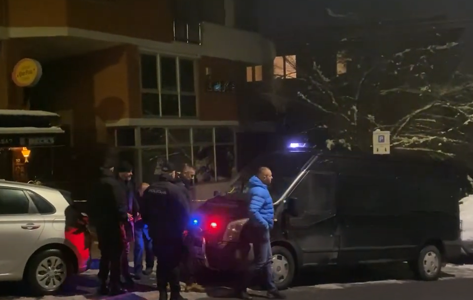 (VIDEO) DETALJI DRAME U SARAJEVU Ispaljena kiša metaka: Dva muškarca povrijeđena, napadač pobjegao