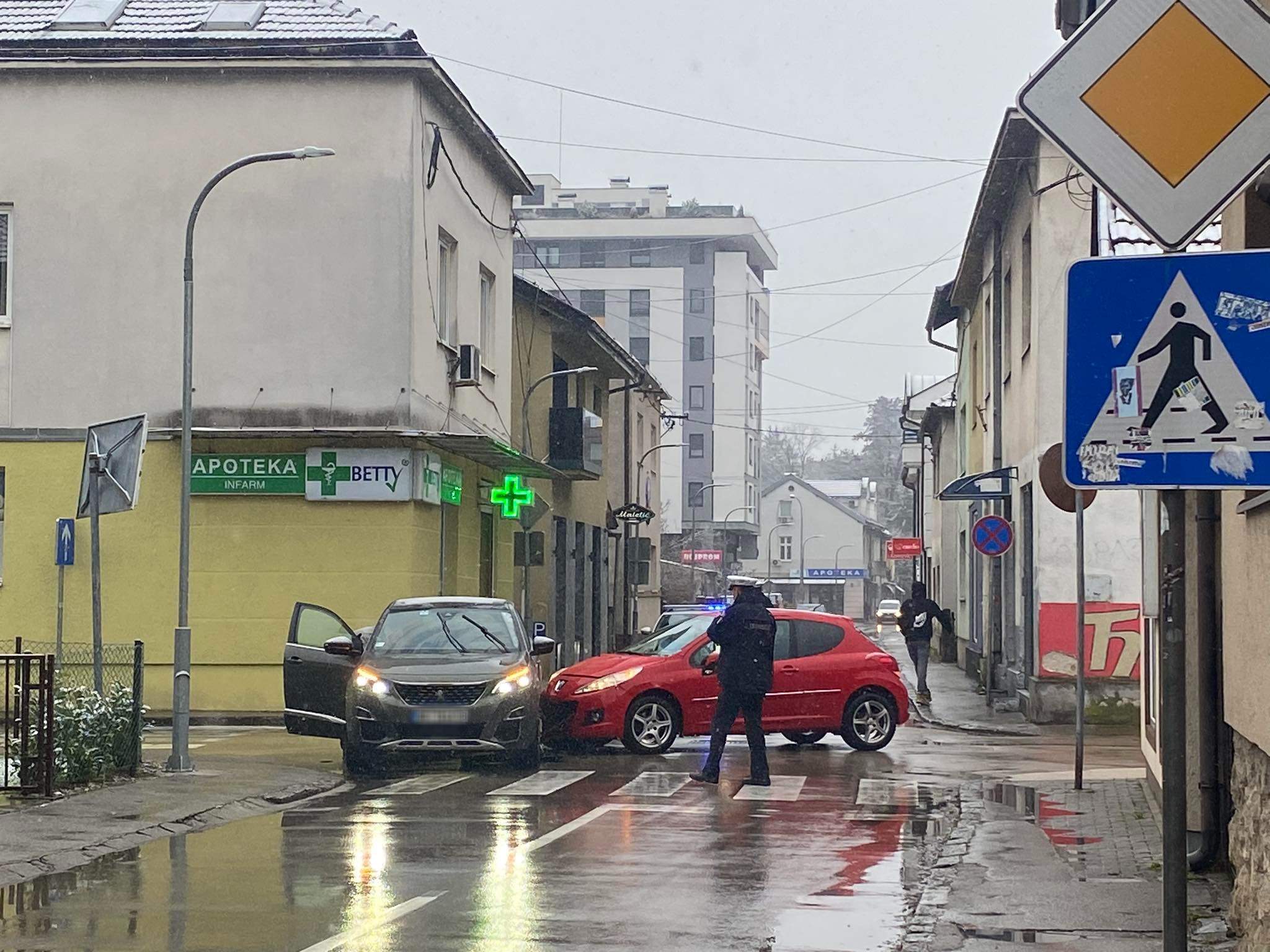 SAOBRAĆAJNA NESREĆA U BLIZINI OSNOVNE ŠKOLE U Novoj Varoši sudar dva automobila, mještani zabrinuti zbog "rizične raskrsnice"
