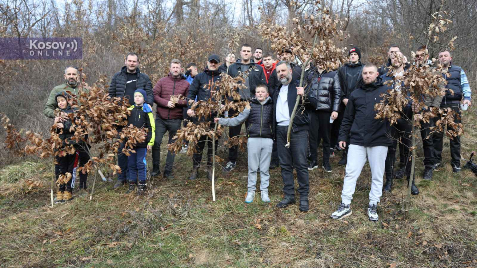 POSLALI SNAŽNU PORUKU Stefan i Miloš i ove godine došli po badnjak (VIDEO)