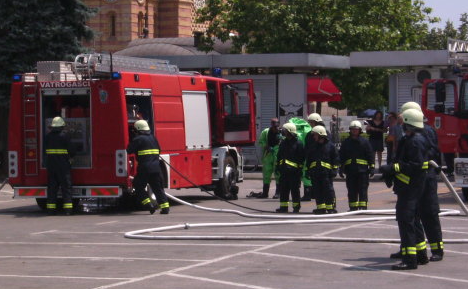 PALE ZAVIJENO U CRNO: POTRESNE RIJEČI KOMANDIRA VATROGASACA KIDAJU DUŠU U sobi zatečena ugljenisana tijela majke i kćerke (8), otac uspio spasiti dvoje djece