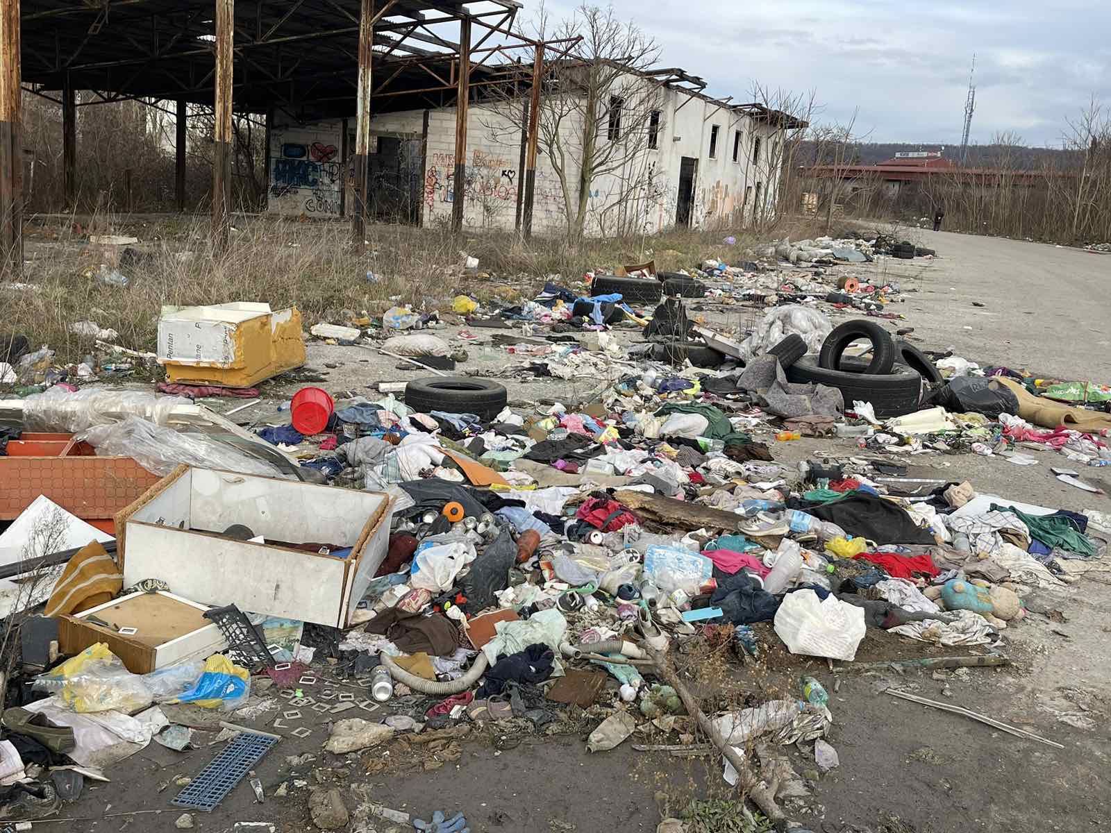 (FOTO) EKOLOŠKA KATASTROFA U BANJALUČKOM POLJU Mještatnin strahuje zbog neodgovornog odlaganja otpadnih voda i fekalija: Smrad je nepodnošljiv, na istoj parceli se nalazi i ilegalna deponija