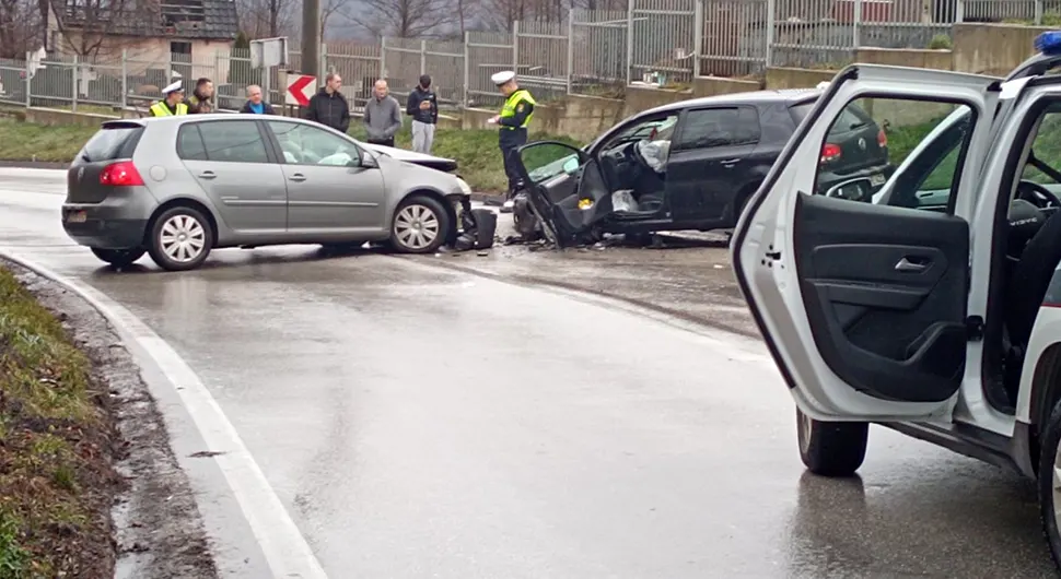 SAOBRAĆAJKA KOD VITEZA Od udara jednom automobilu otpao točak