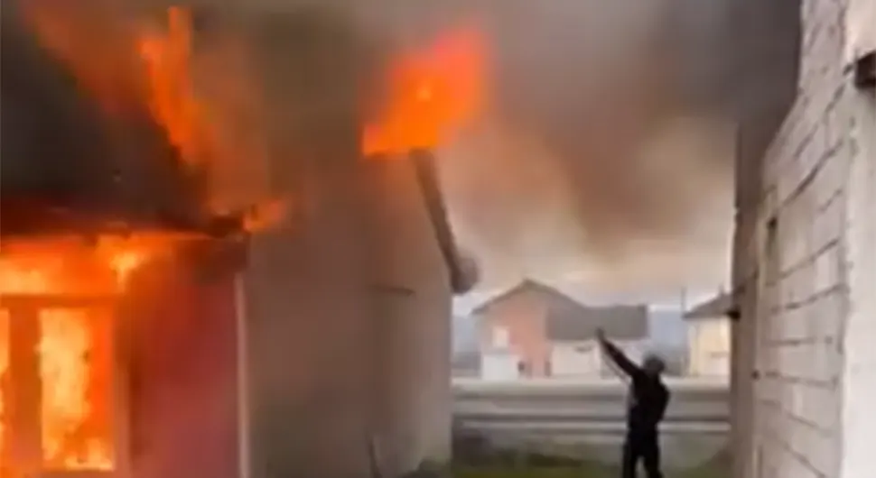 VATROGASCI I MJEŠTANI GASILI POŽAR Vatra progutala kuću kod Prijedora (VIDЕO)