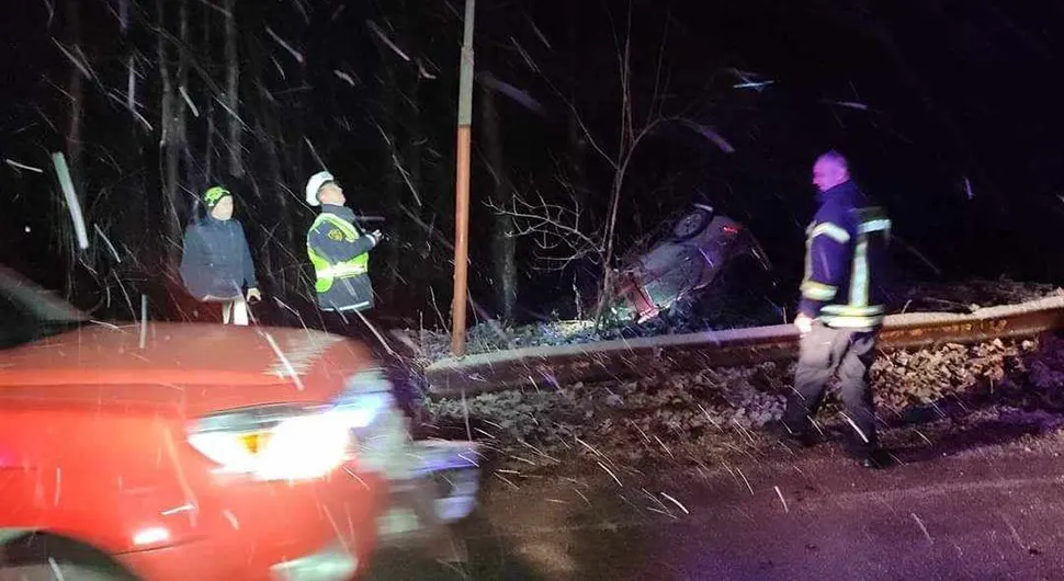 SAOBRAĆAJNA NESREĆA KOD ZENICE Automobilom sletjela sa ceste