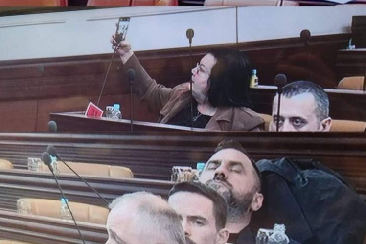 NADREALNE SCENE U BANJALUČKOJ SKUPŠTINI Jedan odbornik pravi selfi, drugi nosi sunčane naočare, treći spava