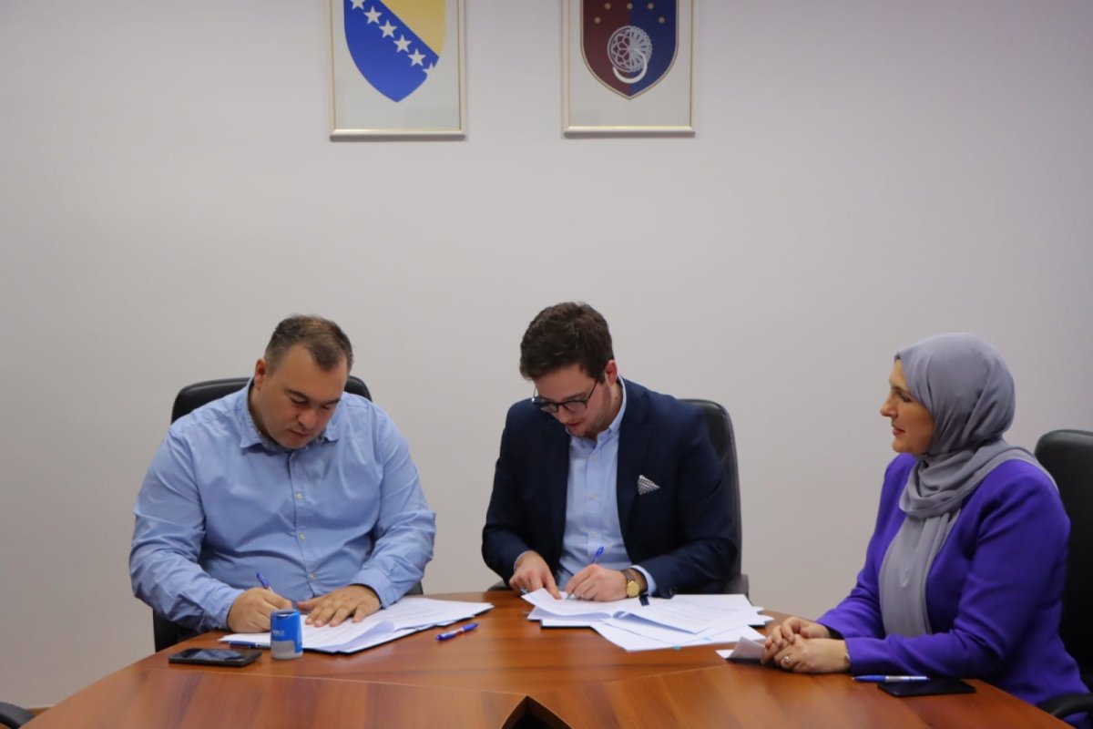 UVODE SE NAKNADE I DODACI Prosvjetarima veće plate i otpremnine u KS