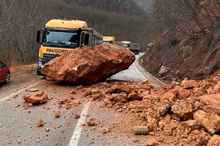 (FOTO) ODRON NA PUTU KOD FOČE Kamion udario u stijenu