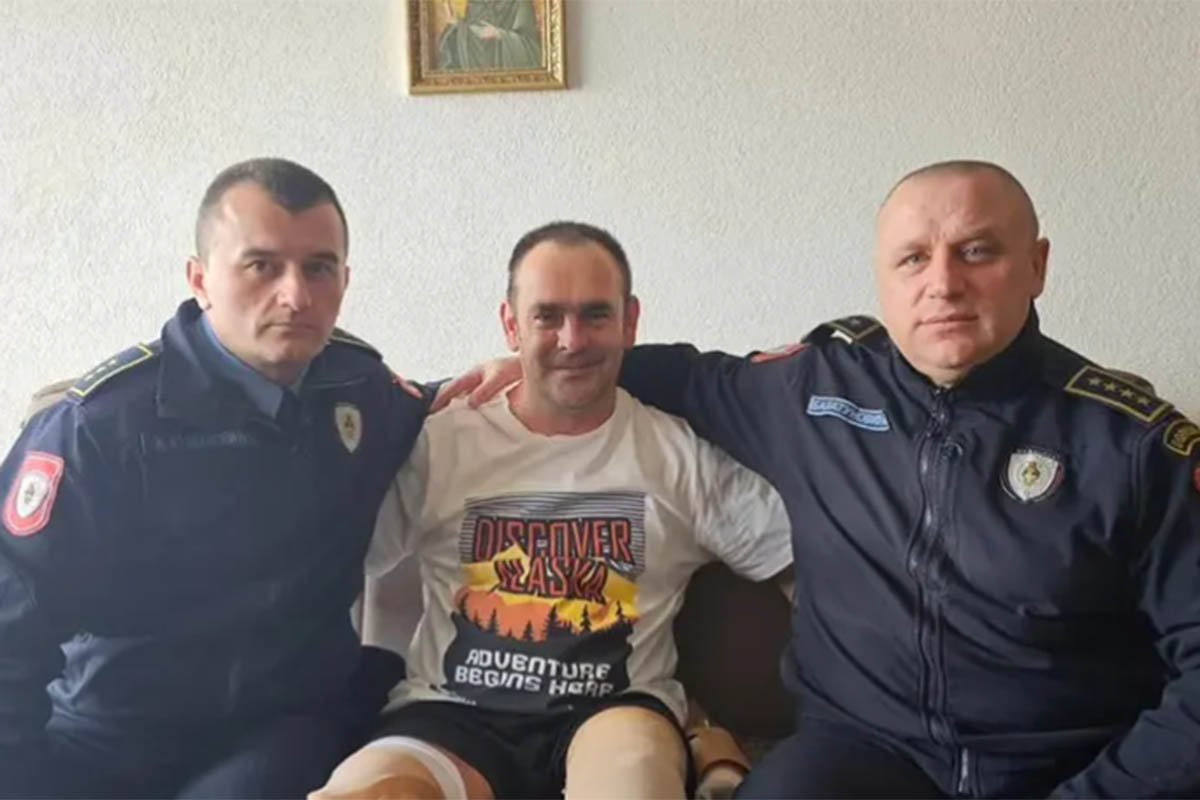 VELIKO SRCE POLICAJACA IZ BRODA Sugrađaninu dali novac za ortopedska pomagala