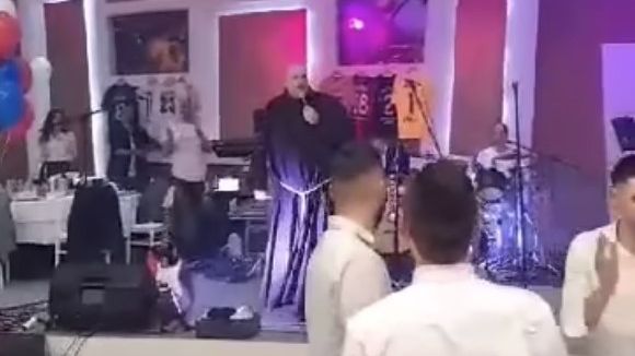 (VIDEO) "IMA JEDNO OBEĆANJE..." Fratar se popeo na binu u Međugorju, pa zapjevao navijačku pjesmu