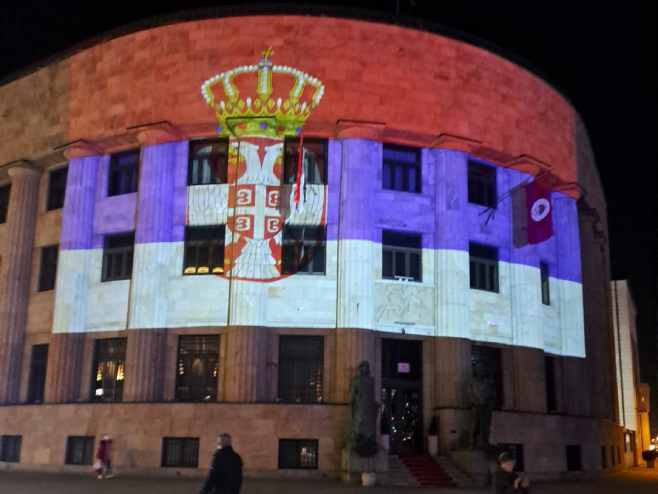 (FOTO) POVODOM DANA DRŽAVNOSTI Palata Republike Srpske u bojama zastave Srbije