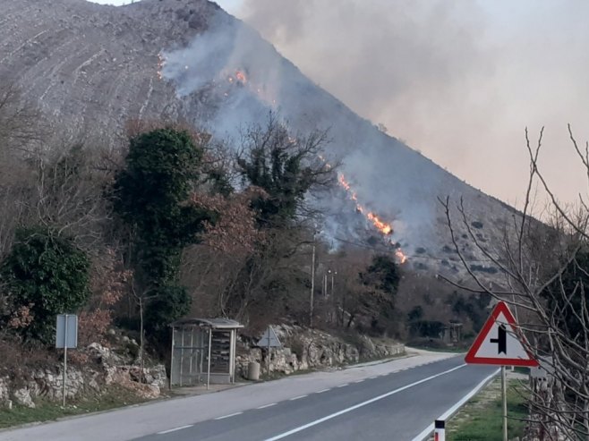 (FOTO) BRZO SE ŠIRI ZBOG VJETRA Požar u blizini kuća u selu Mrkonjići