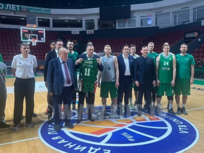 (VIDEO) PREDSJEDNIK SRPSKE U POSJETI KK UNIKS IZ KAZANJA Dobrodošlica Dodiku uz srpsku zastavu i pjesmu "Banjaluko i ta tvoja sela"