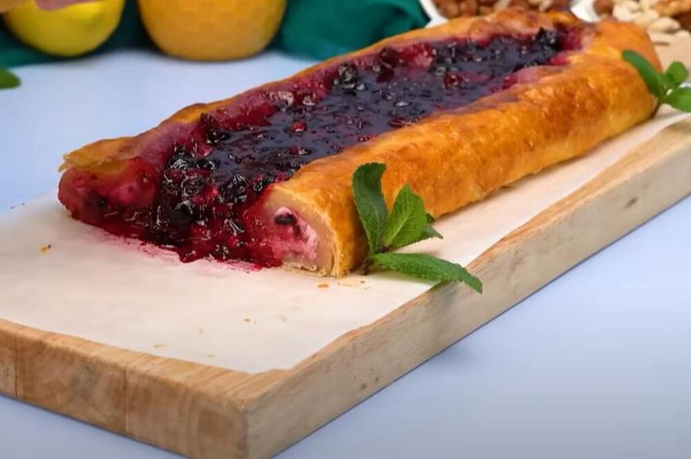PASTIRSKA PITA SA CRVENIM VOĆEM Sprema se za 15 minuta, a svaki zalogaj je rapsodija okusa