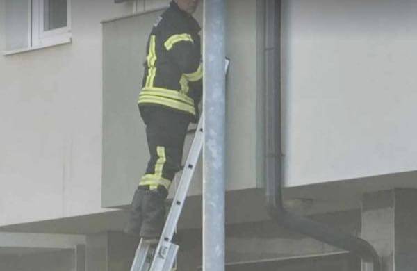 (UZNEMIRUJUĆA FOTOGRAFIJA) Komšije za ALOonline otkrile jezive detalje tragedije u Doboju: Tijelo je visilo sa ograde na prvom spratu