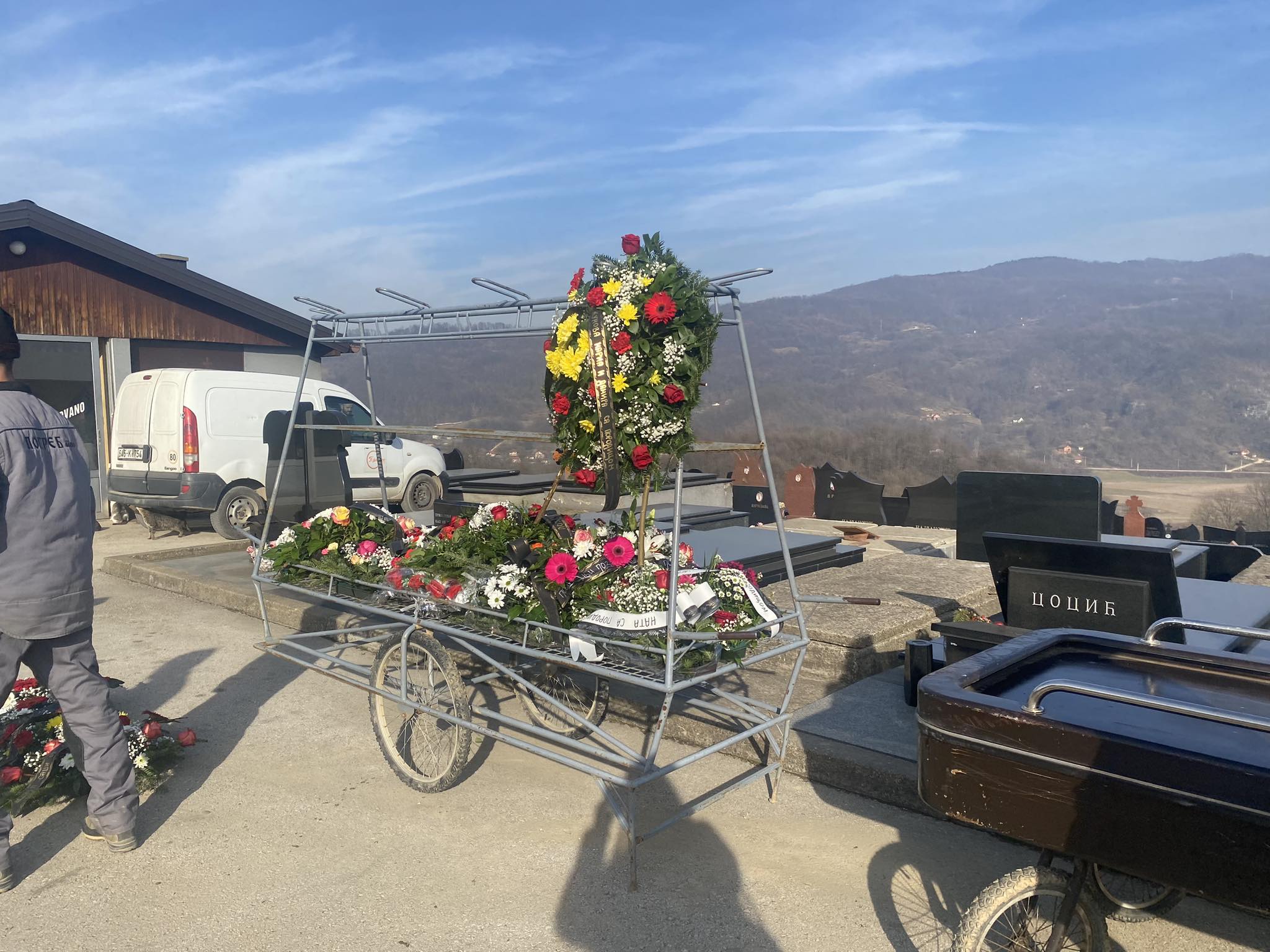 (UZNEMIRUJUĆI SADRŽAJ) MAJČIN JAUK PARA NEBO - POSLJEDNJI ISPRAĆAJ TRAGIČNO STRADALOG KULIŠIĆA ALOonline na licu mjesta: Okupljeni ljudi i dalje u stanju šoka