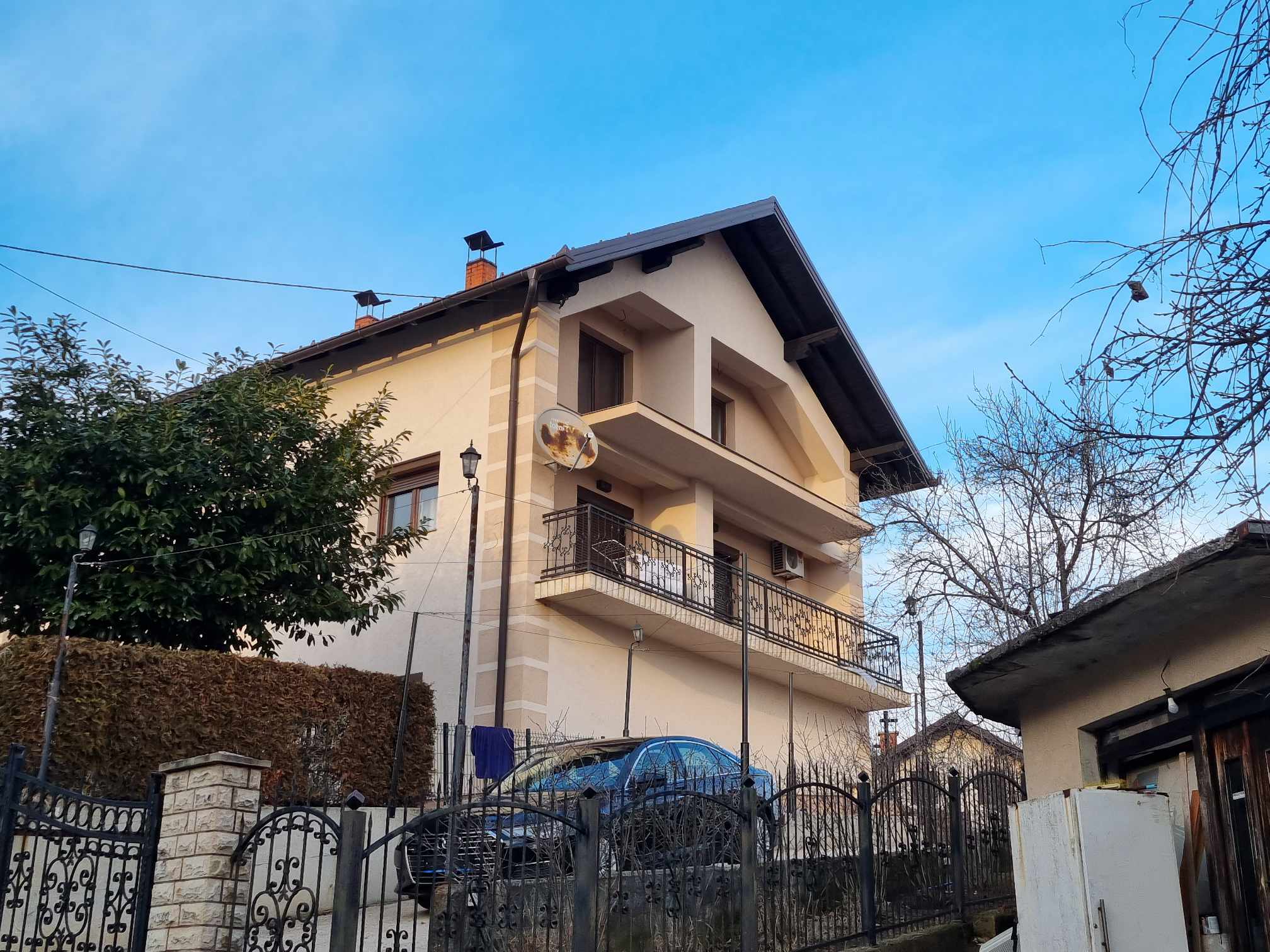 (FOTO/VIDEO) NEKADA SREĆAN DOM DANAS JE PUST AloOnline u Doboju: U komšiluku svirepo ubijenog Saše Kulišića muk! Ne može se naslutiti kakav horor se odvijao iza vrata porodične kuće