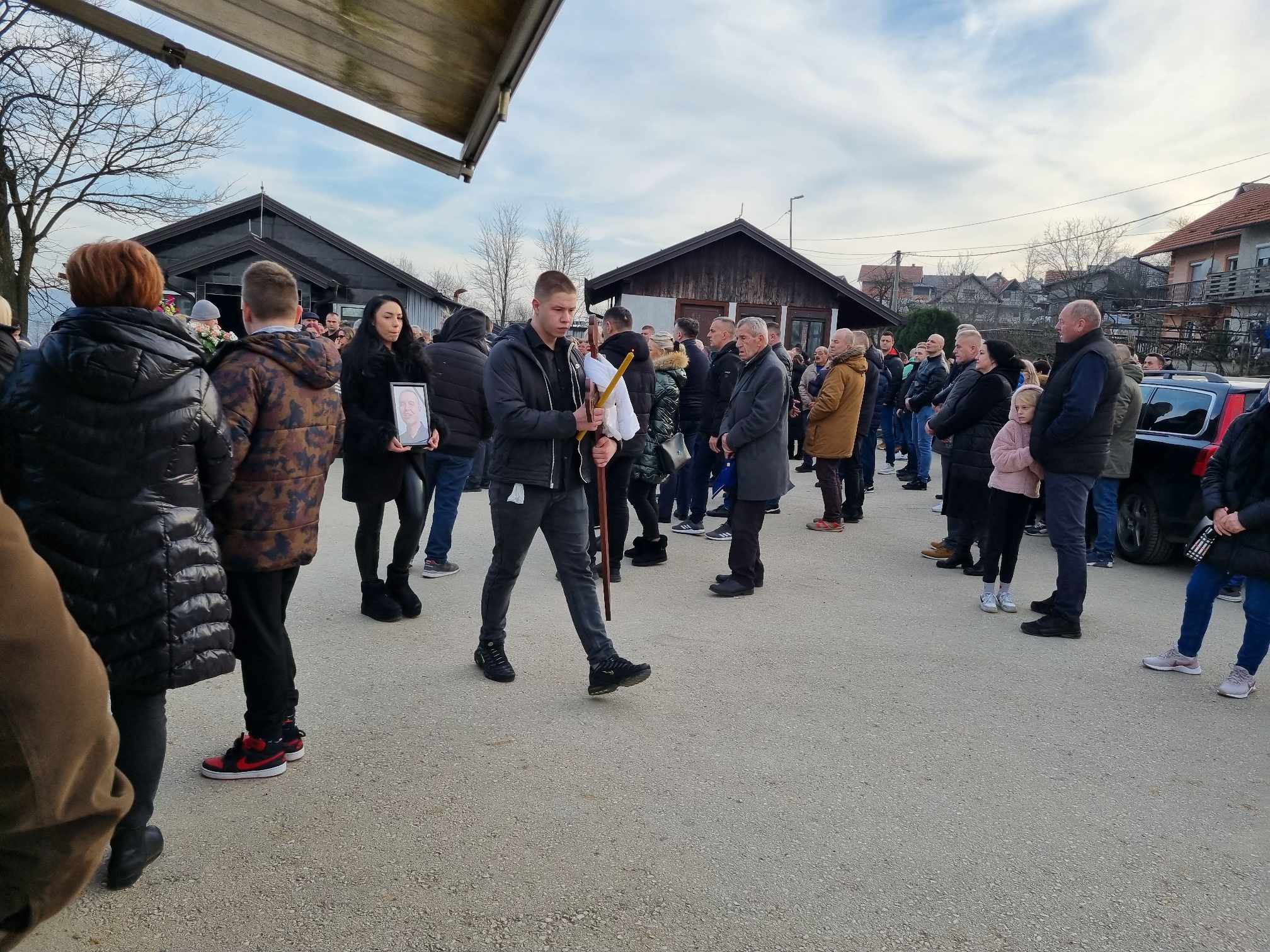 (FOTO/VIDEO) JECAJI PARAJU NEBO IZNAD DOBOJA Umjesto oca, kćerka i sin grle sliku Saše Kulišića! Tuga se nadvila nad Šušnjare!