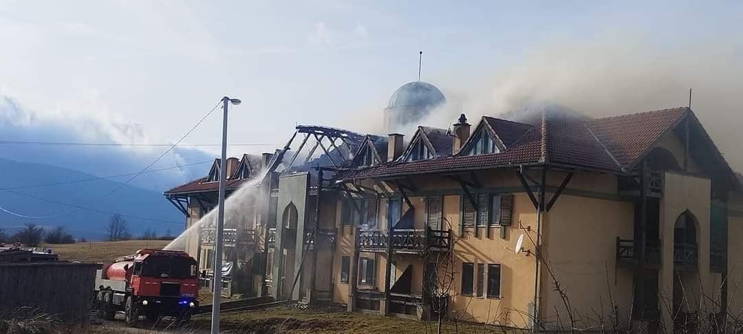 (FOTO) POŽAR U BOSANSKOM PETROVCU Bez krova nad glavom ostalo oko 20 stanara