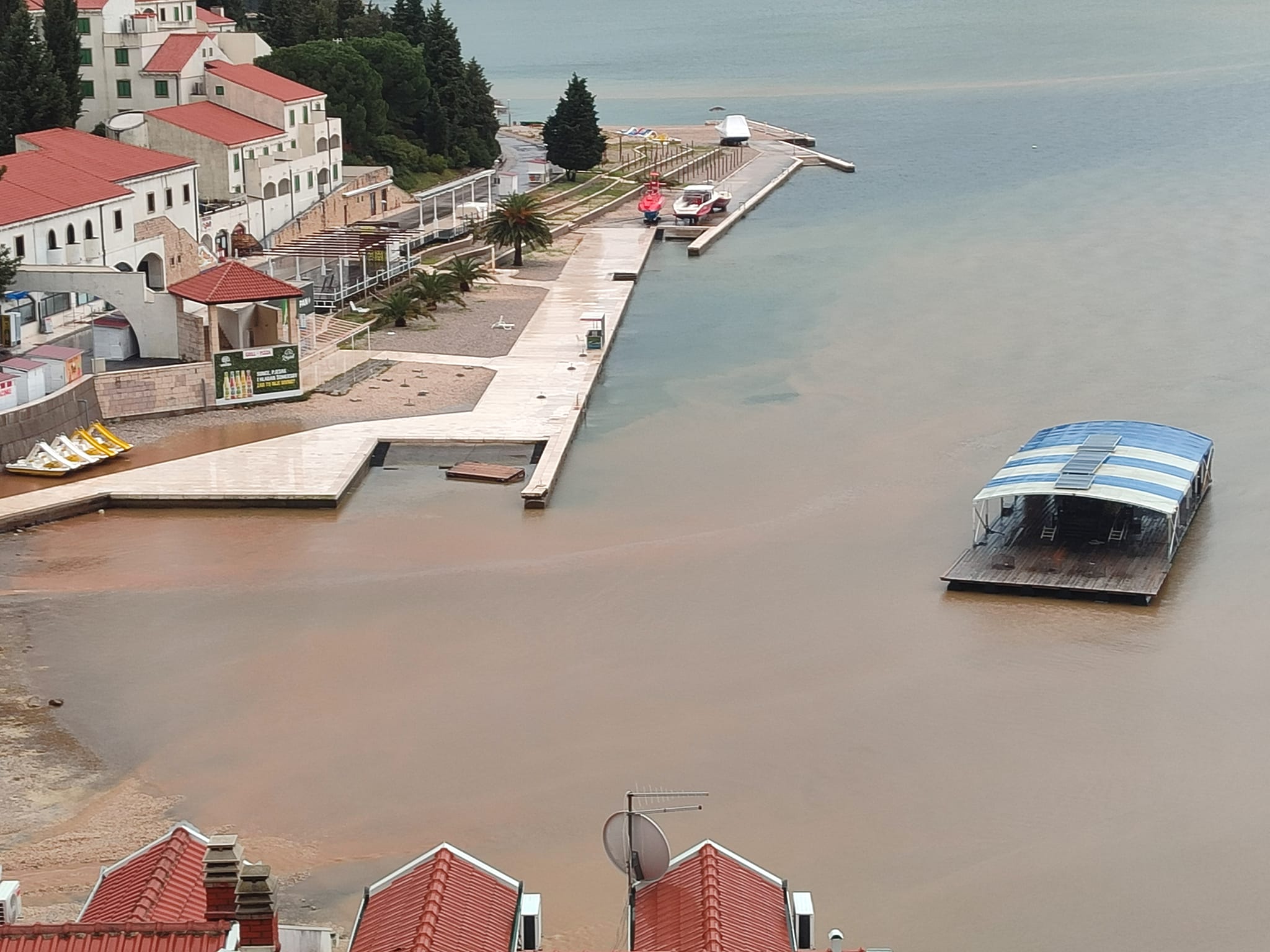 (FOTO/VIDEO) NEUM POD VODOM Obilna kiša napravila haos na jugu BiH