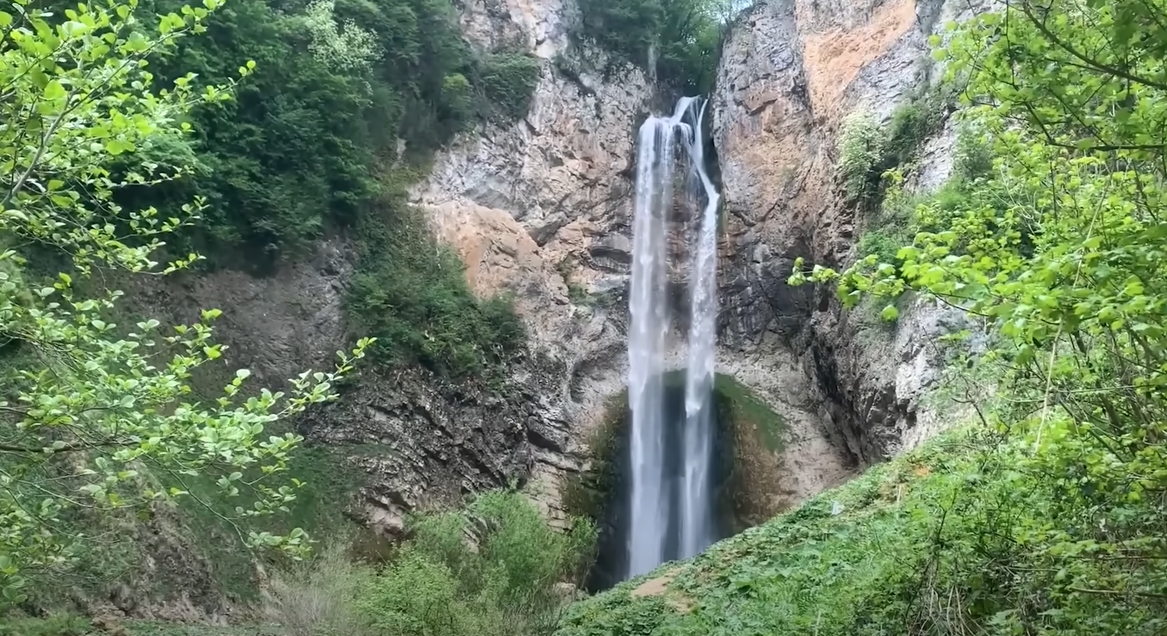 PRIRODNO BOGATSTVO BiH Priznate 34 prirodne mineralne i 42 izvorske vode