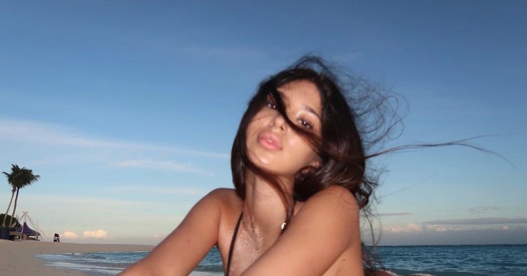 (FOTO) DEKOLTE DUBLJI NEGO IKADA! Svi su gledali u nju: Đina Džinović podijelila provokativne fotografije na Instagramu